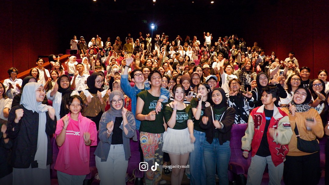 CINEMA VISIT WITH CAST FILM 